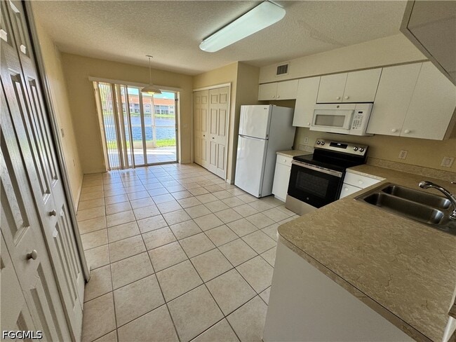 Building Photo - 26700 Rosewood Pointe Dr
