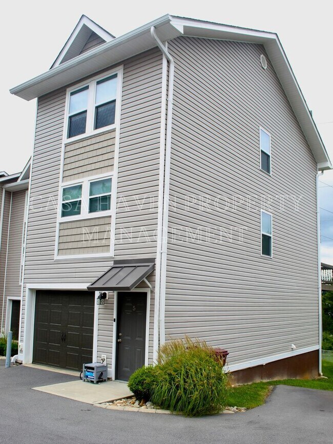 Foto del edificio - Summer Special! | Private Bedroom Suites | Minutes from ETSU and VA | Dog Friendly |