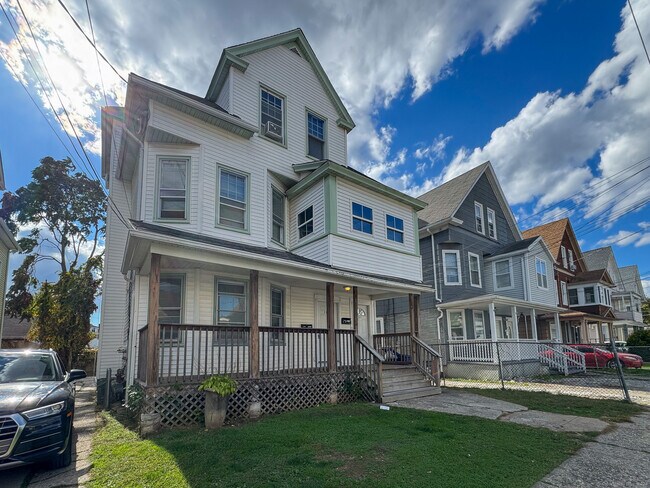 Foto del edificio - 239 Parrott Ave