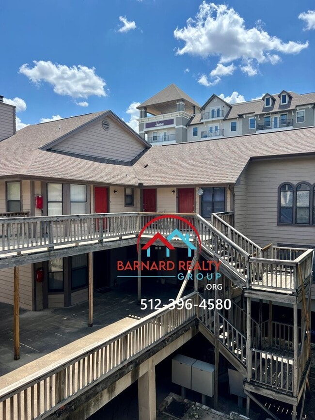 Building Photo - 402 N Fredericksburg St