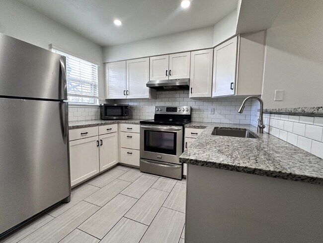 Foto del edificio - ~Available Now~ Beautifully Updated Two-Bedroom Townhome in Littleton!