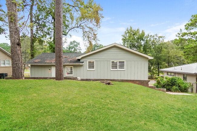 Building Photo - 2040 Shady Ln
