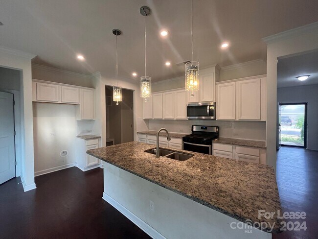 Building Photo - 5911 Fenway Dr