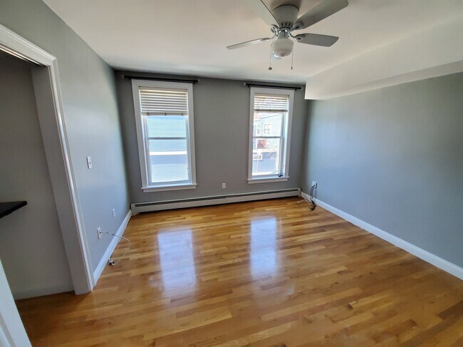 Building Photo - 544 E 8th St
