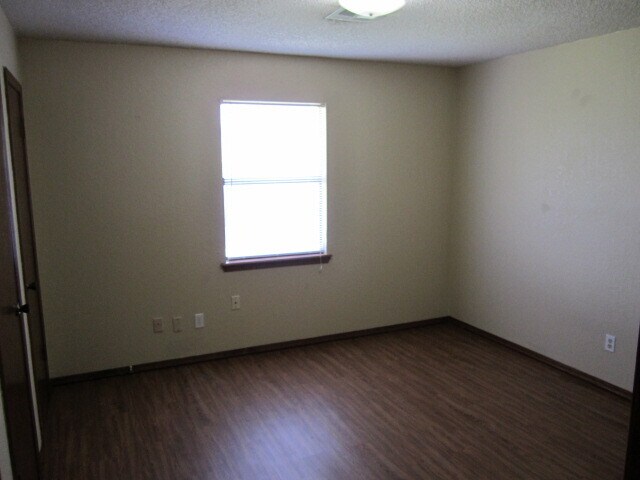 Foto del edificio - 802 Swan Lake Rd