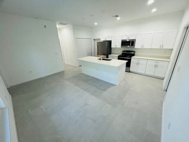 Foto del edificio - Brand New 1/1/-  Lehigh Acres