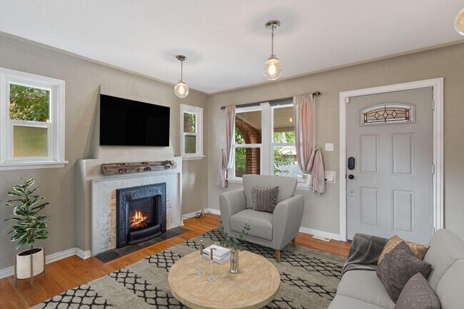 Foto del edificio - Brick bungalow-style Clayton home near Sch...
