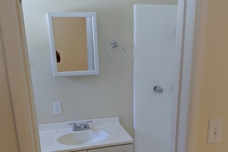 bath - 509 S Eucalyptus Ave