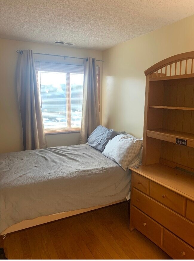 Main Bedroom Double bed - 1012 Ravens Crest Dr