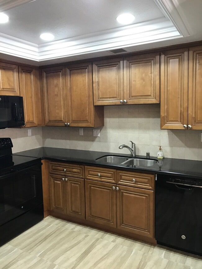 Building Photo - 22749 Lakeway Dr