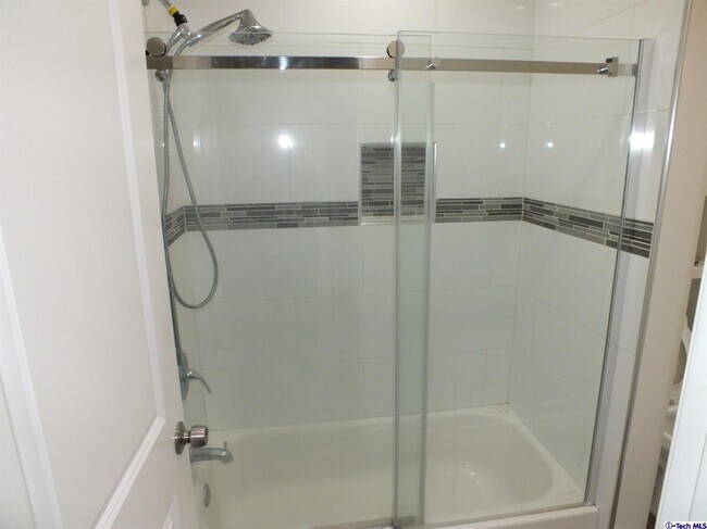 Foto del edificio - 716 W Glenoaks Blvd