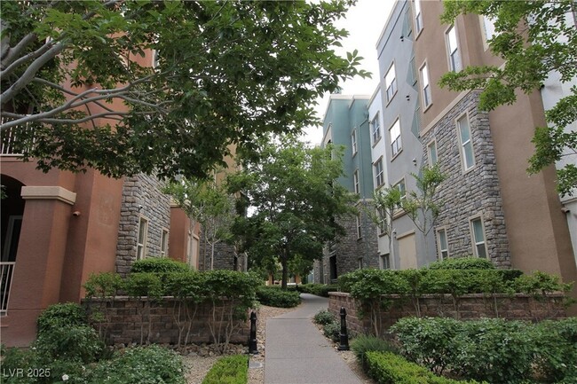 Building Photo - 26 E Serene Ave