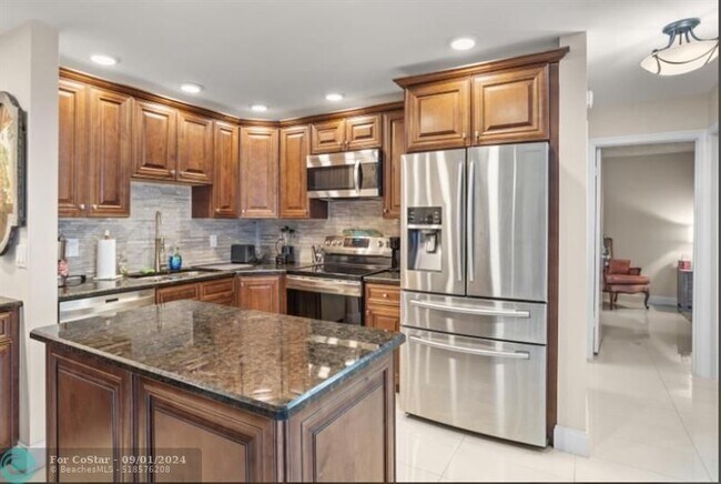 Building Photo - 180 Cypress Club Dr