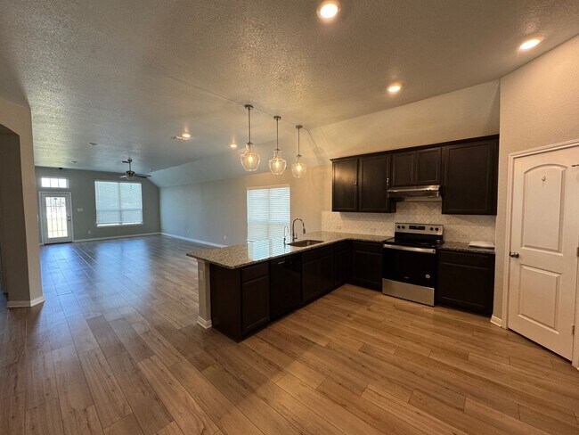 Building Photo - Beautiful Private Midway ISD Home