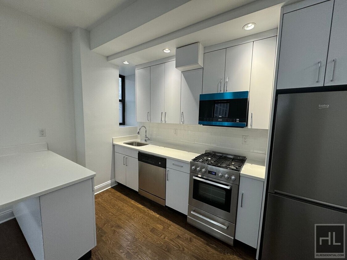 Building Photo - STUNNING Midtown East Studio