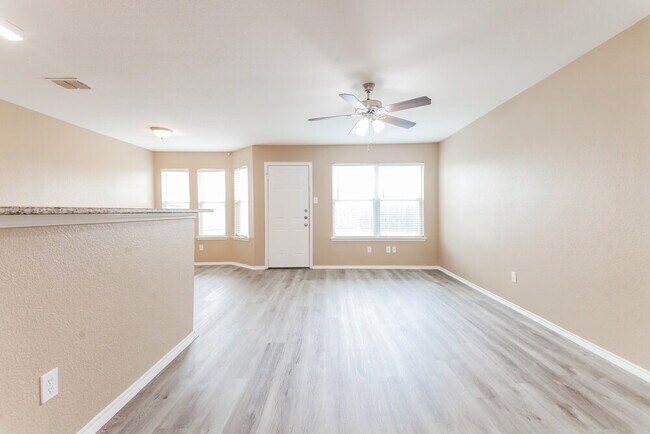 Building Photo - 10636 Many Oaks Dr