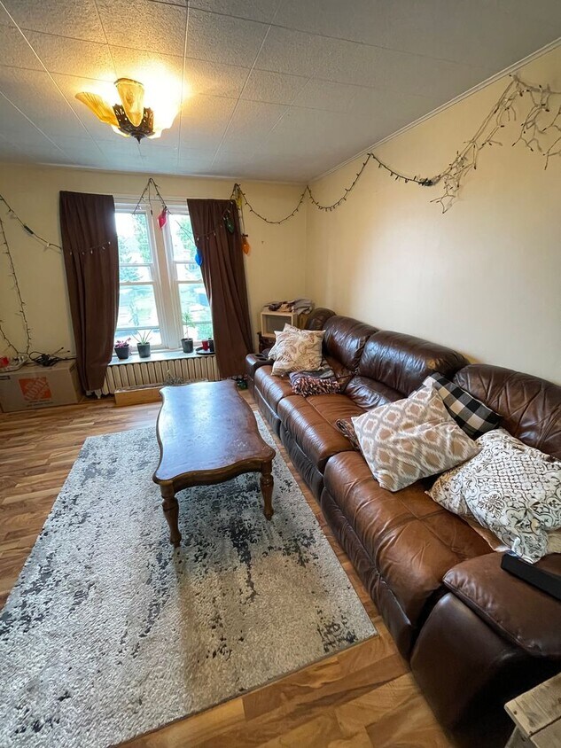 Foto principal - 504 N 2nd Ave E