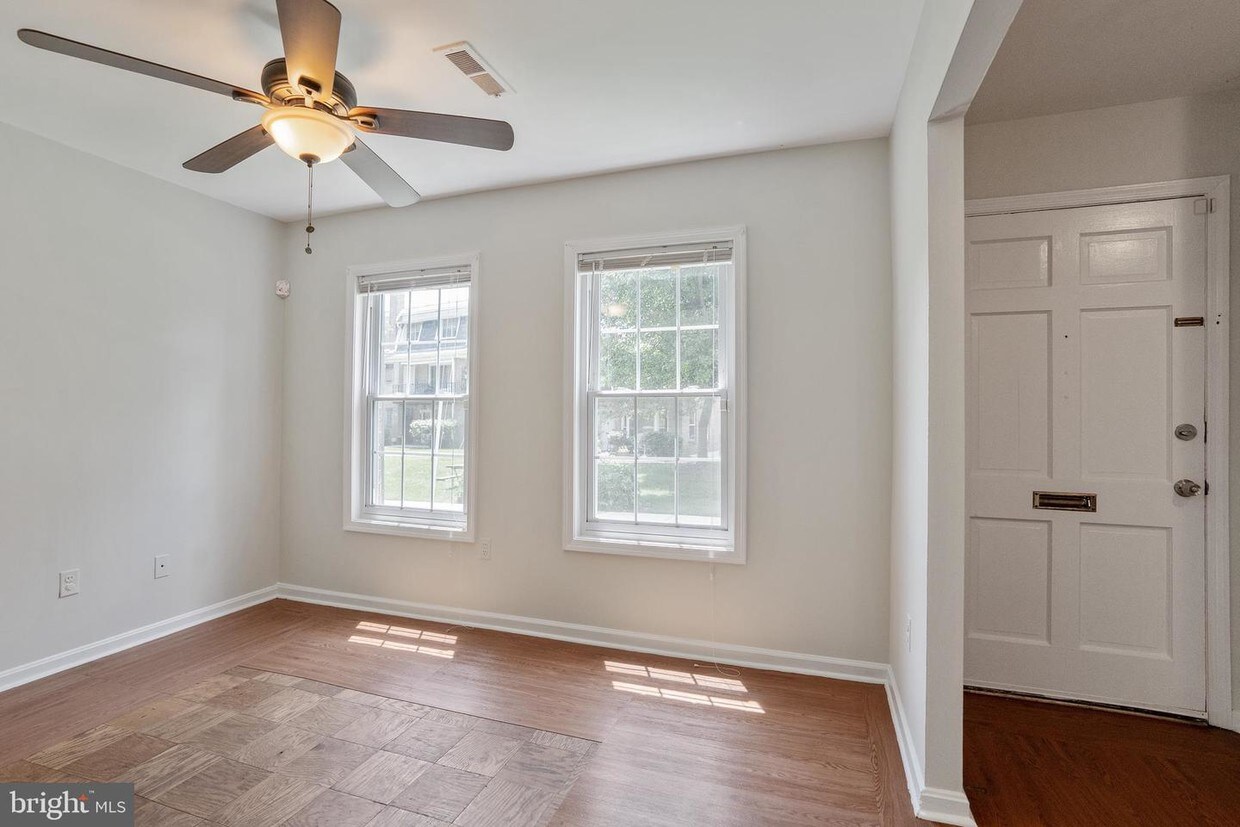 Foto principal - 8032 Lakecrest Dr