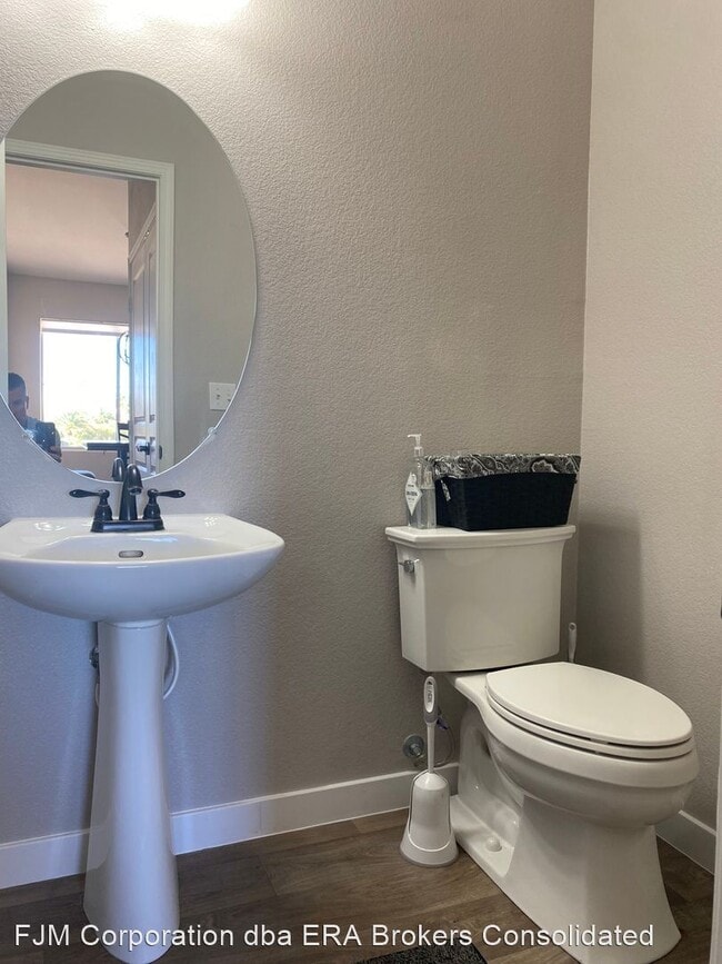 Building Photo - 2 br, 1.5 bath House - 1012 Domnus Ln # 206