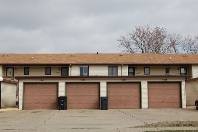 Foto del edificio - Ground-level condo featuring 2 bedrooms and 1 full bathroom, along with a detached garage.
