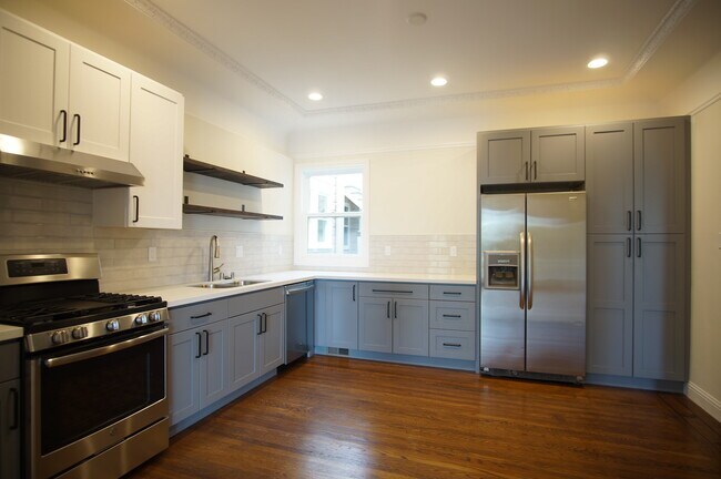 cocina - amplio espacio de alacena - 180 Parker Ave