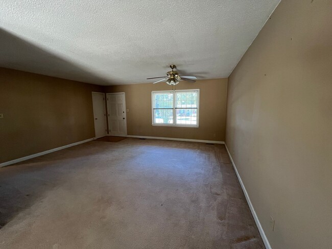 Foto del edificio - Spacious 3 Bedroom, 2 Bath Rental Home