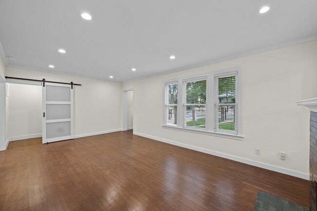 Building Photo - 903 E Live Oak St
