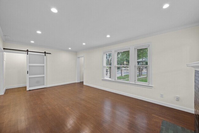 Foto del edificio - 903 E Live Oak St