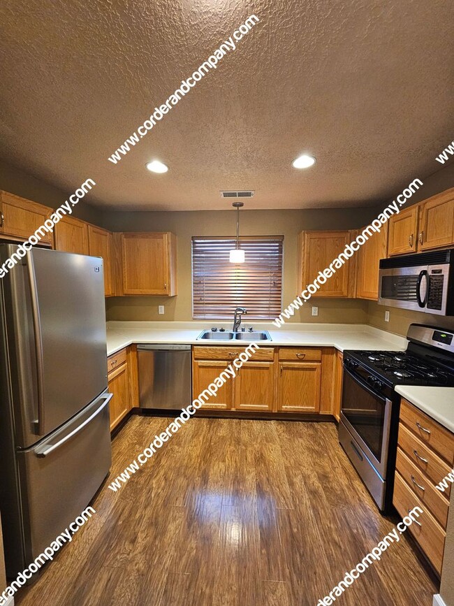 Building Photo - Nice 3 Bedroom, 2 Bathroom, 2 Car Garage a...
