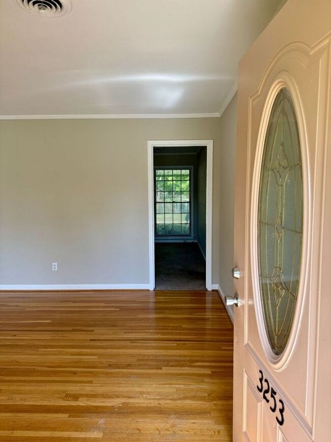 Foto del edificio - Cute & Cozy 3 Bedroom / 2 Bathroom in Mont...