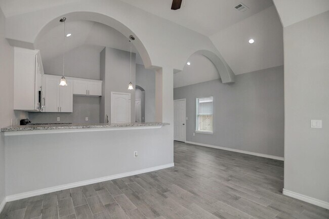 Building Photo - 16960 W Ivanhoe St