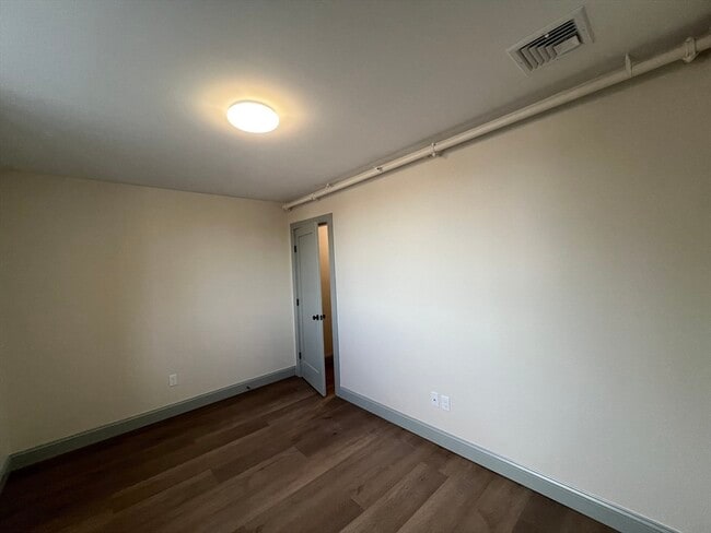 Building Photo - 160 Seabury St