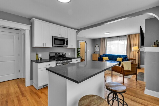 Foto del edificio - Furnished 7-Bedroom, 4-Bath Whole House in North Buffalo