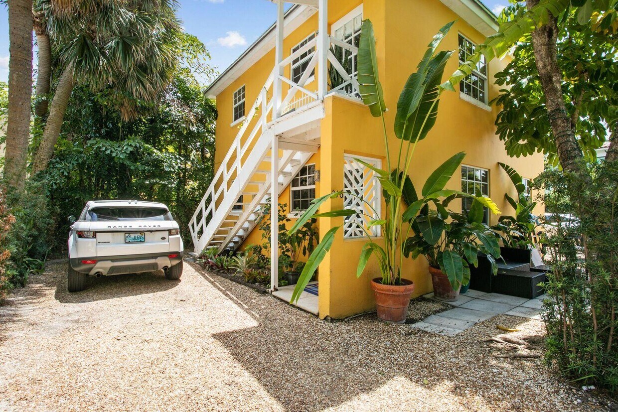 216 Oleander Ave Unit 1, Palm Beach, FL 33480 Room for Rent in Palm