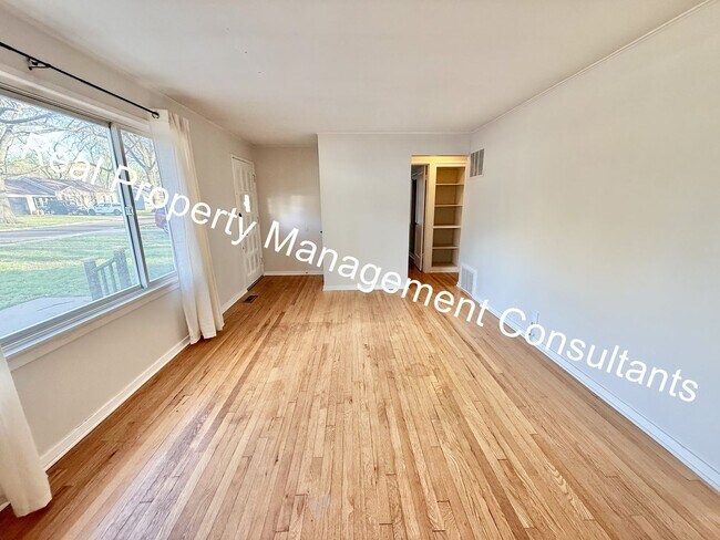 Foto del edificio - 3-Bedroom Home Near Downtown Overland Park!