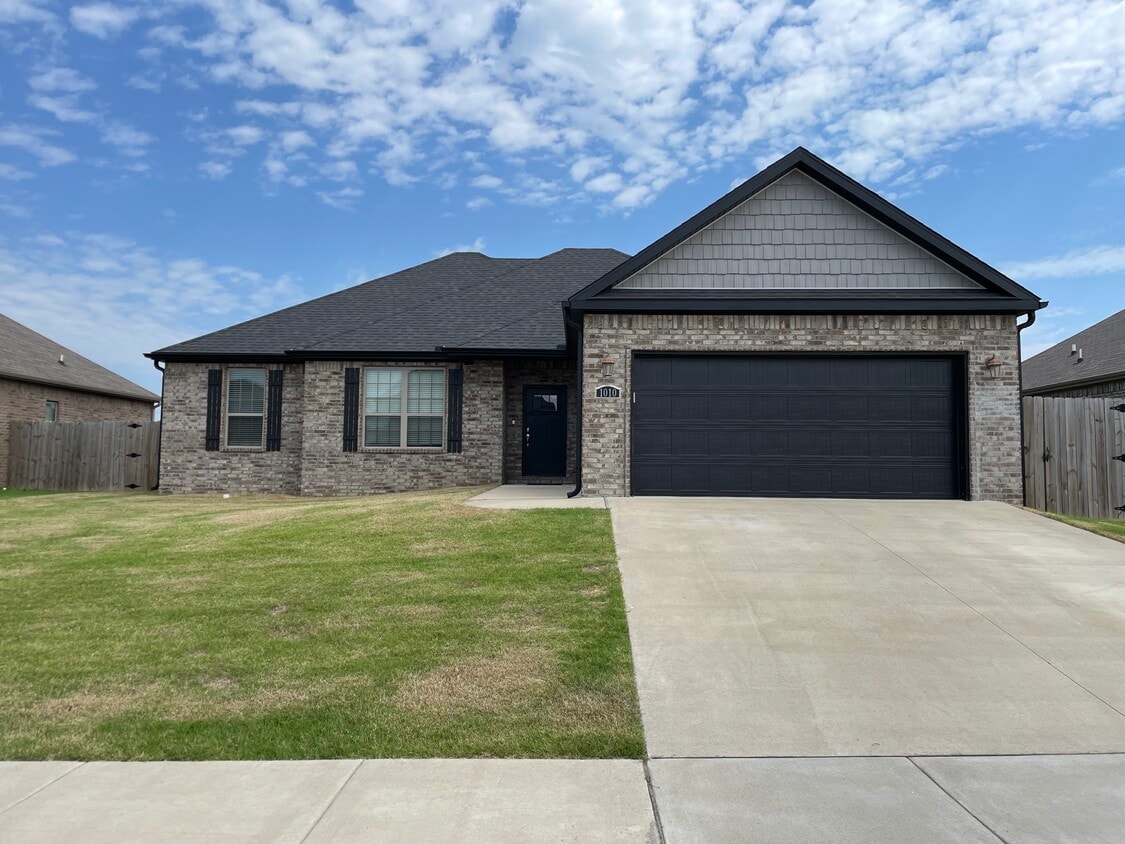 1010 W Ashmore Landing Loop, Centerton, AR 72719 House Rental in