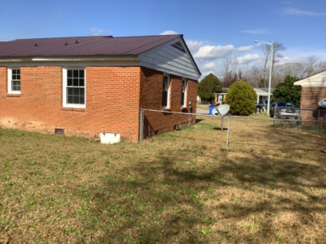 Building Photo - 414 Desmond Dr