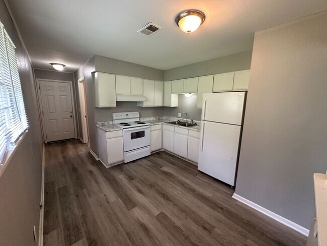 Building Photo - Cute Upstairs Unit with 2 Bedroom, 1 Bathr...