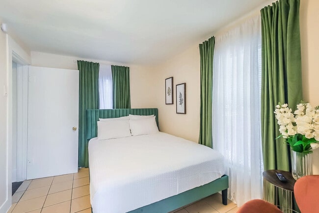 Foto del edificio - 1327 W 21st St