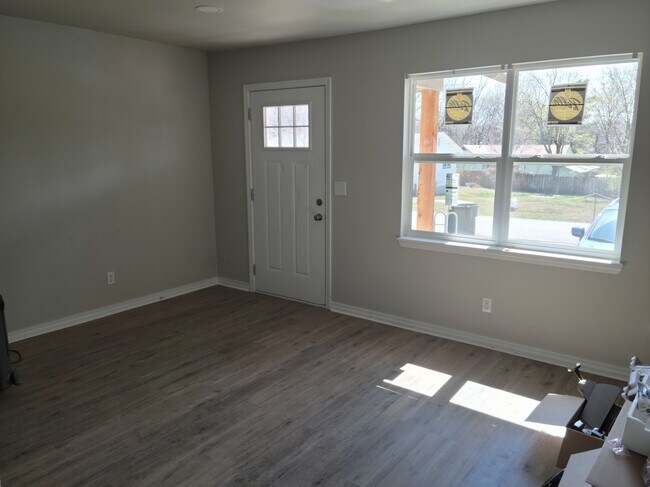 Foto del edificio - 136 E Cleburn St