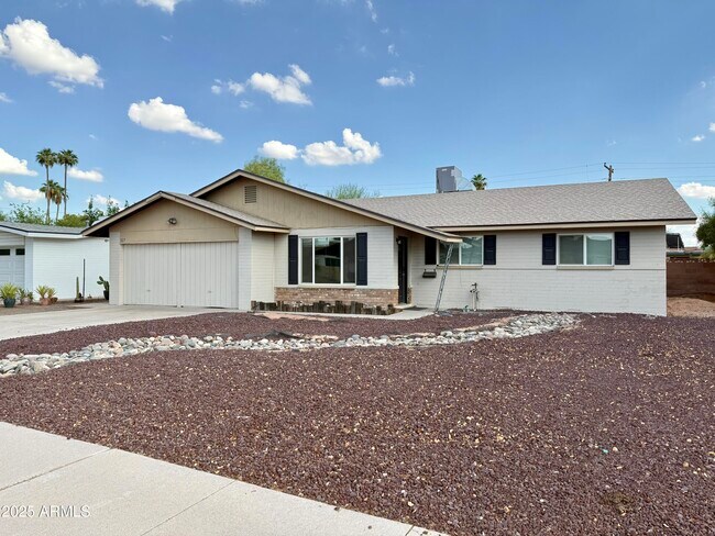 Building Photo - 537 E Laguna Dr