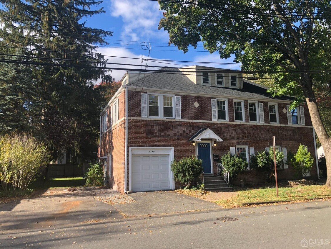 Primary Photo - 2249 Evergreen Ave