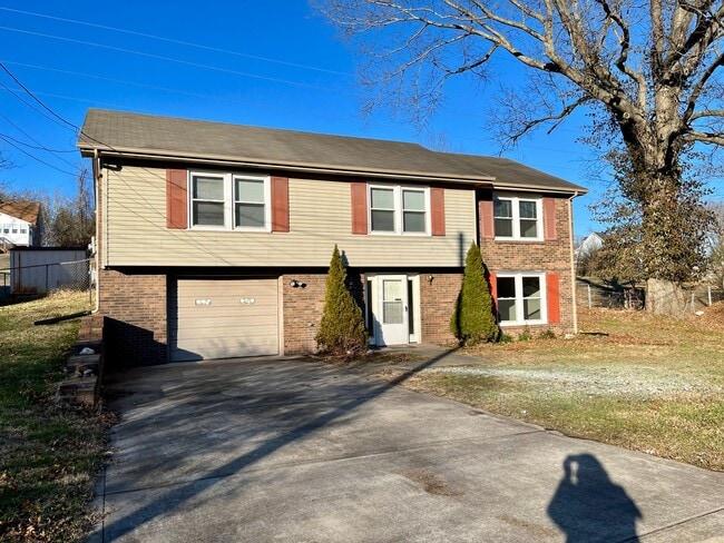 Building Photo - Large home with fenced in yard close to Du...