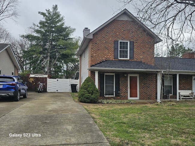 Foto del edificio - 615 Lilly Ln