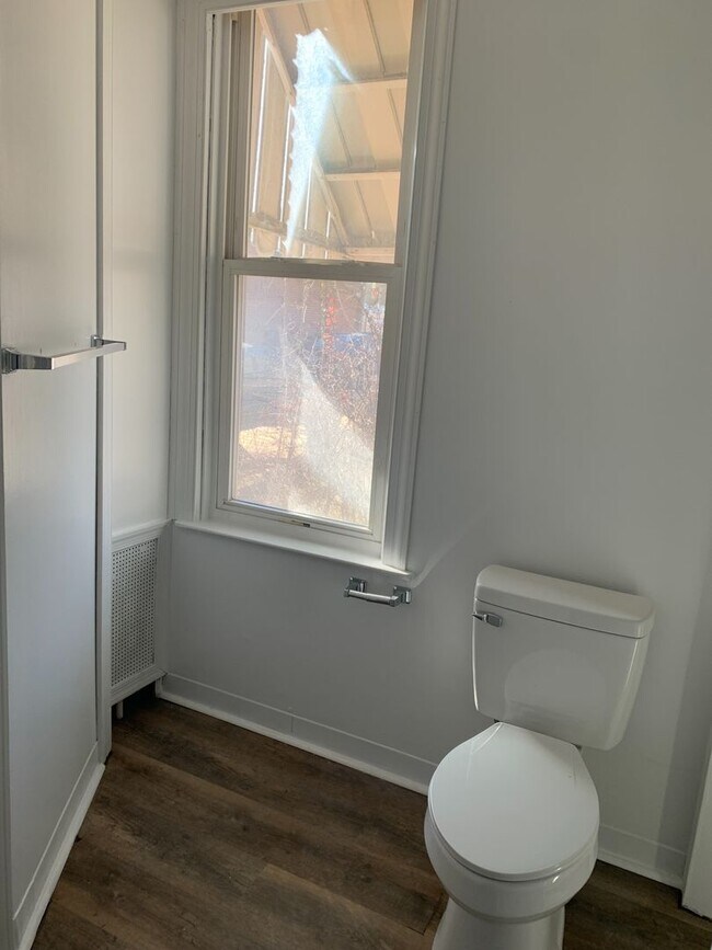 Building Photo - Available Now! 1st floor on the Avenues