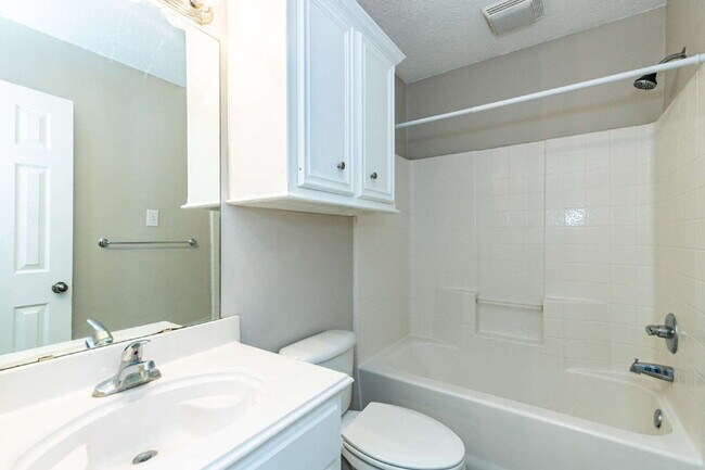 Foto del edificio - 3 bedroom 3 Bath House plus office