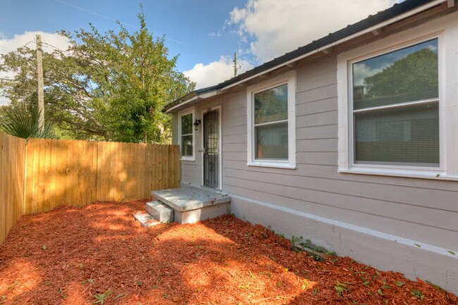 Building Photo - 1510 W 15th St