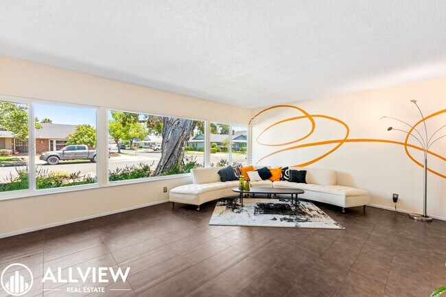 Building Photo - Exquisite 4 Bed 2.5 Bath Home in Orange!