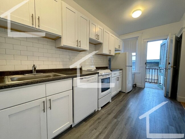Building Photo - Beautiful 2 Bed  Split available 9/1 Half fee