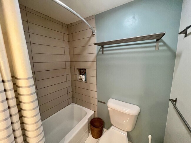 Foto del edificio - 3 Bedroom 2 Bathroom - Fully Furnished - Mid Century Modern